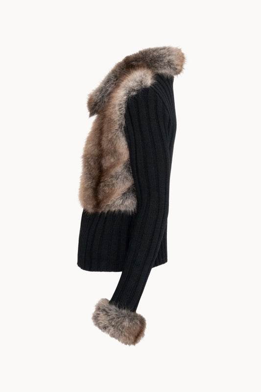 Élodie in black, shown from the side