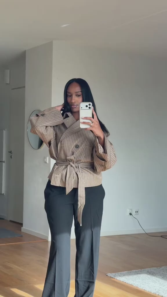 Adèle 506 — TikTok source 05 — @hannaephrem — rights validated 2026-09-11