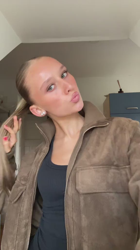 Célina Aviator Jacket — V32 — @hannah.krz — publication rights validated 2026-09-13