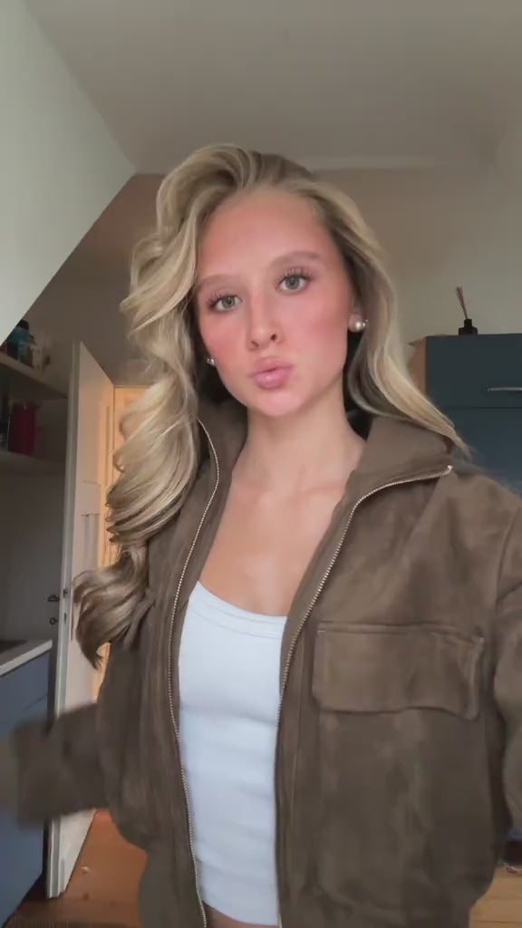 Célina Aviator Jacket — V33 — @hannah.krz — publication rights validated 2026-09-13