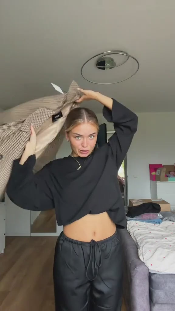 Adèle 506 — TikTok source 30 — @maxima_mclk — rights validated 2026-09-11 — first 5 seconds removed
